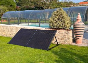 Installation d'un kit solaire par Aid'eau Piscine proche d'une piscine, chez un particulier.