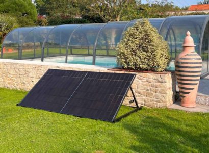 Installation d'un kit solaire par Aid'eau Piscine proche d'une piscine, chez un particulier.