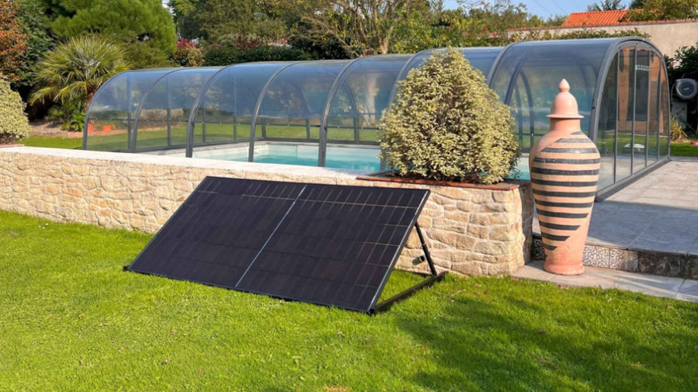 Installation d'un kit solaire par Aid'eau Piscine proche d'une piscine, chez un particulier.