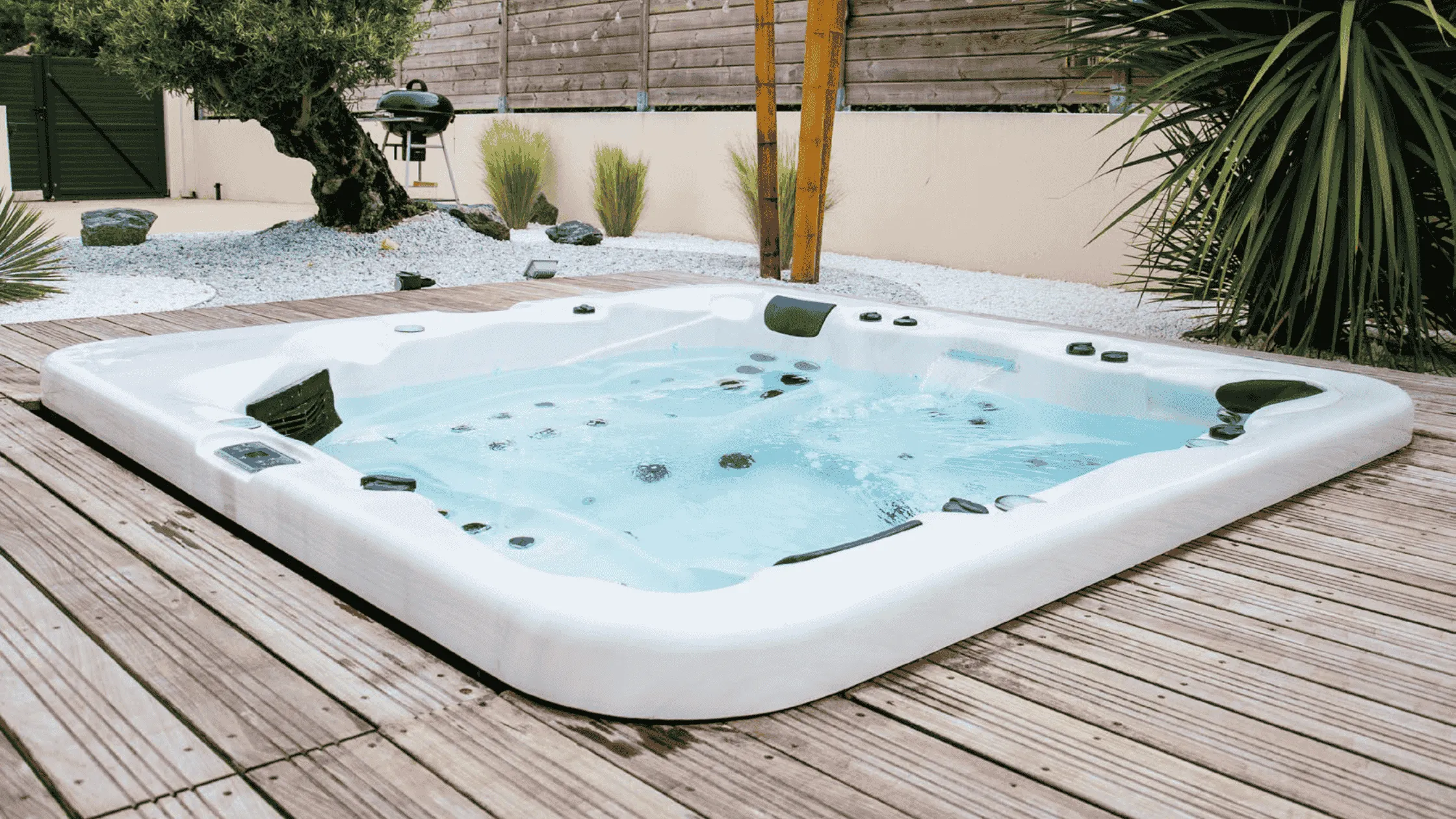 Quel spa choisir : spa de relaxation installé par Aid’eau Piscine & Spa.