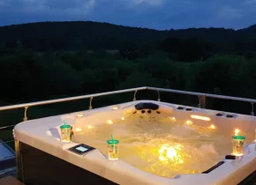 Spa en hiver, Aid’eau Piscine & Spa conseil de continuer son entretien.