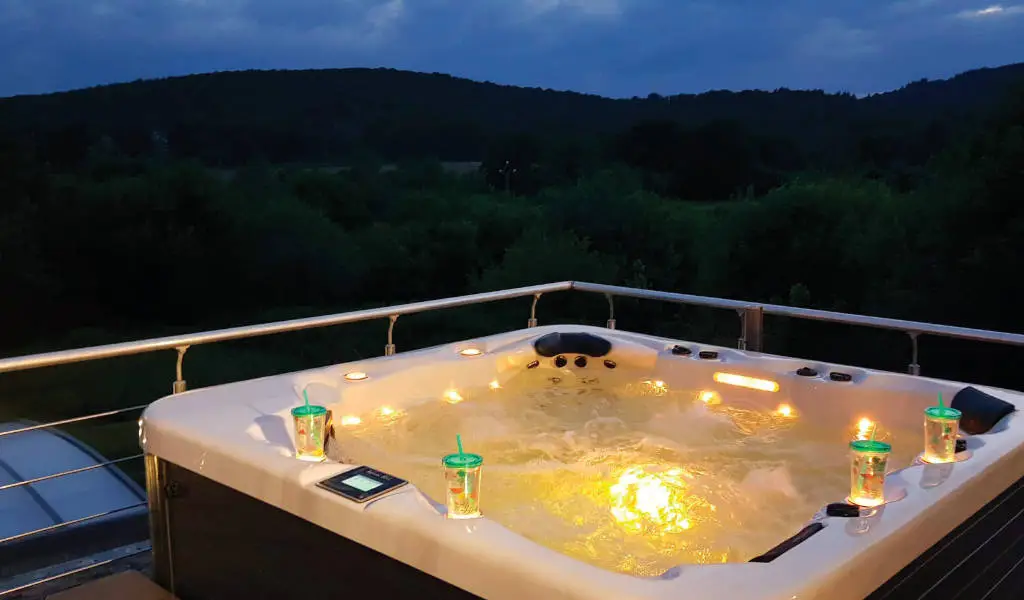 Spa en hiver, Aid’eau Piscine & Spa conseil de continuer son entretien.