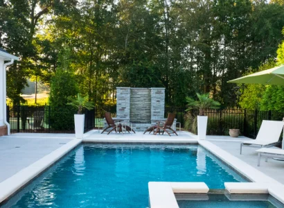 Une piscine extérieure en parfait état, c'est ce que vous offre une rénovation de piscine.