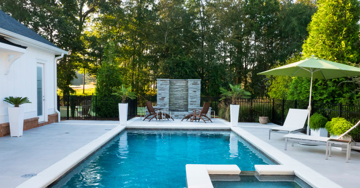 Une piscine extérieure en parfait état, c'est ce que vous offre une rénovation de piscine.