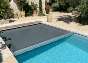 Couverture de piscine Aquaguard installée par Aid'eau Piscine & Spa.