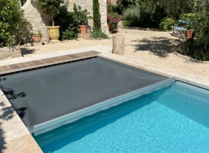 Couverture de piscine Aquaguard installée par Aid'eau Piscine & Spa.