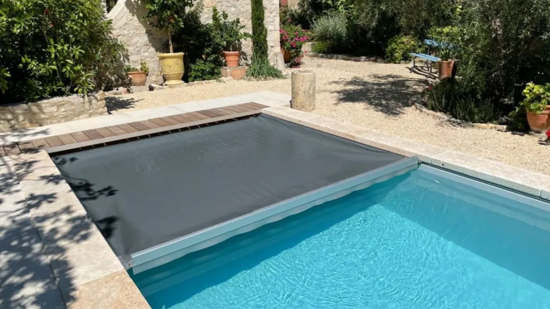 Couverture de piscine Aquaguard installée par Aid'eau Piscine & Spa.