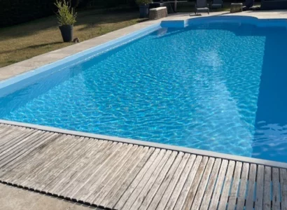 Une piscine bien entretenue grâce au contrat de maintenance piscine d'Aid’Eau Piscine & Spa.
