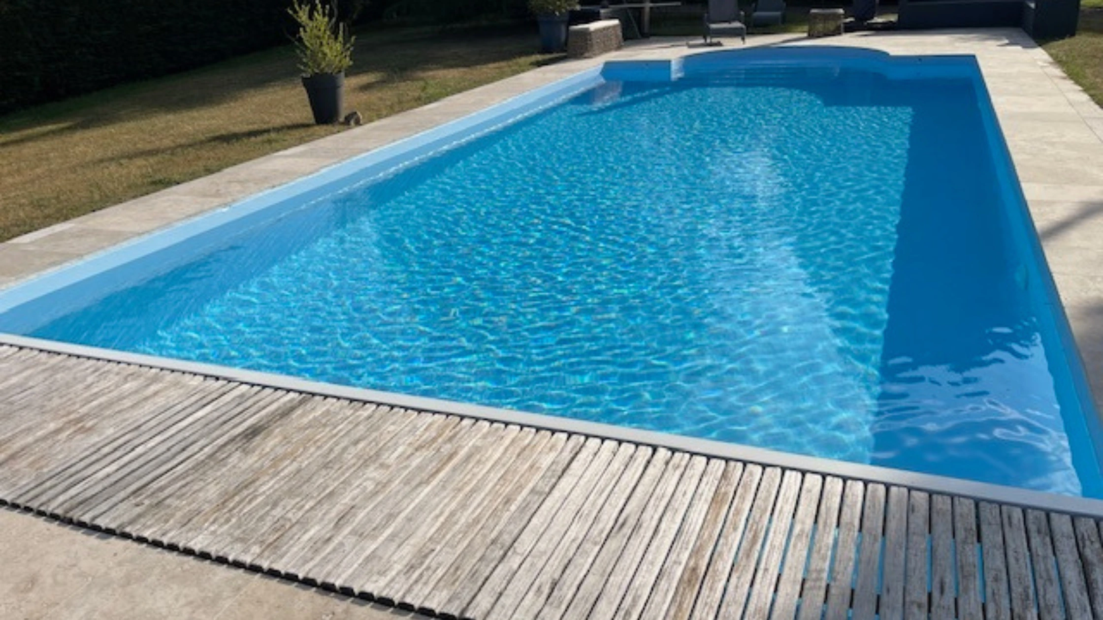 Une piscine bien entretenue grâce au contrat de maintenance piscine d'Aid’Eau Piscine & Spa.