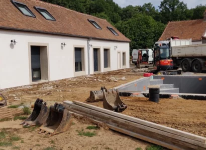 Construction de piscine au savoir-faire français par notre équipe Aid’Eau Piscine & Spa.
