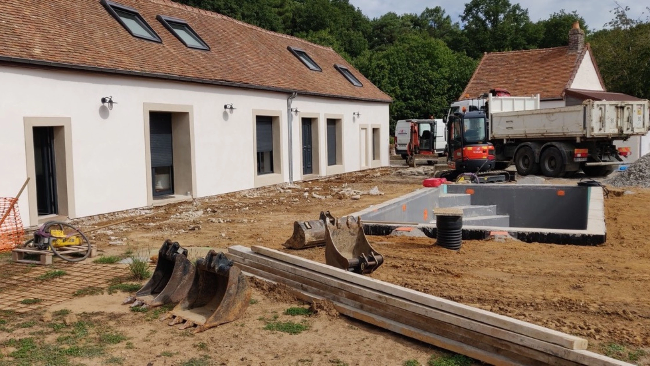 Construction de piscine au savoir-faire français par notre équipe Aid’Eau Piscine & Spa.